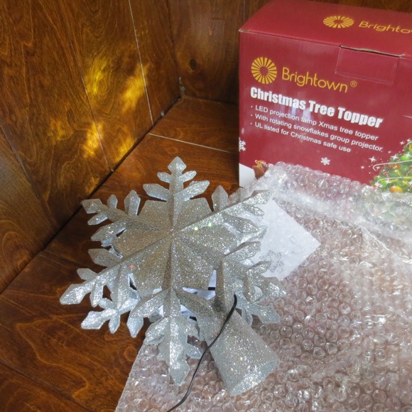 Christmas Tree Topper Snowflake With Built in LED Snowflake Projector Lights 9.6 - Picture 1 of 5